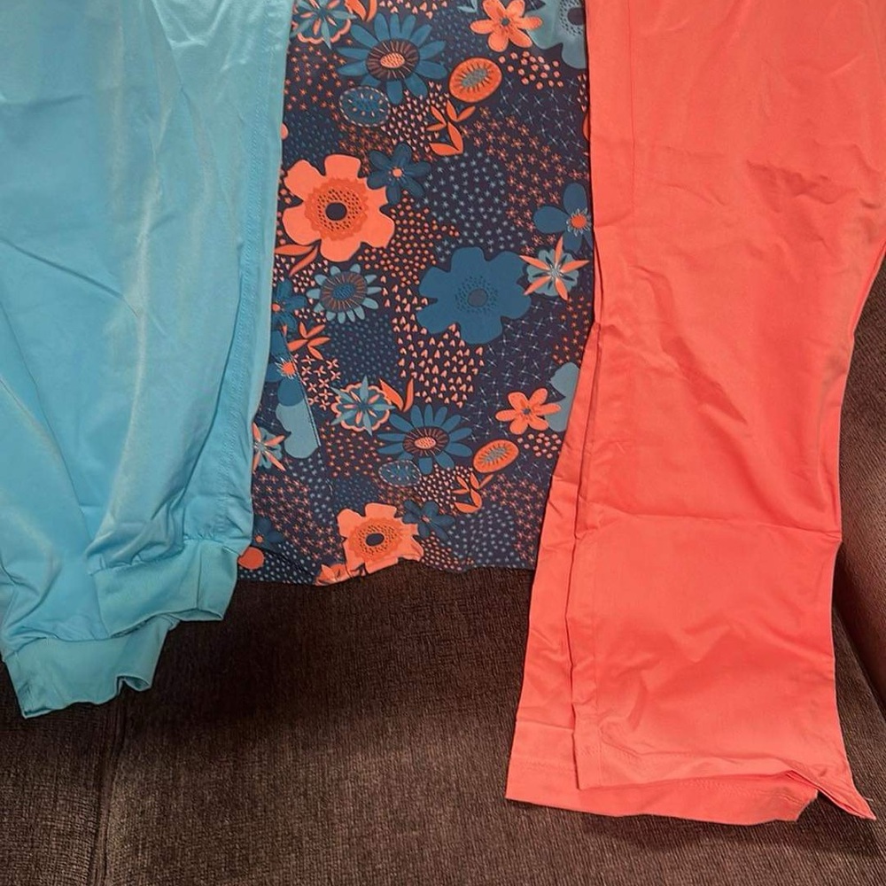 Scrubs I would like to Sale. Tops from XL to 3XL all Pants are size XL .